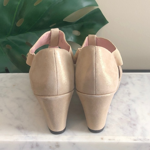 Taryn Rose / Sarin Sandal / Beige / Size 7 - Picture 4 of 4